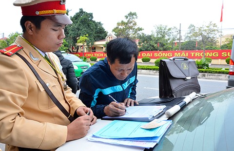 CSGT ra quân gỡ đèn, còi ưu tiên gắn ‘nhầm’