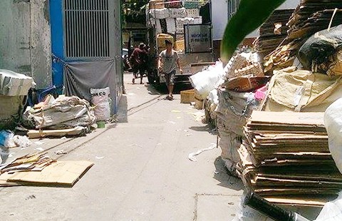 Để phế liệu tràn ra hẻm