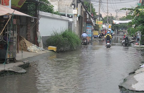 Trời nắng nhưng đường vẫn ngập