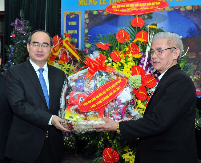 Chia sẻ niềm vui với bà con giáo dân