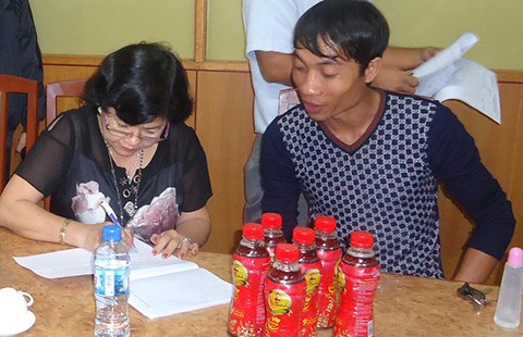 Tiếp nhận các chai trà Dr. Thanh ‘lợn cợn như giấm’