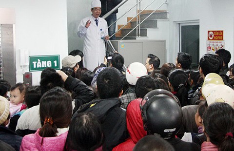 Khủng hoảng vaccine: 'Đừng mở cửa, chúng tôi sẽ chết vì bị giẫm đạp!'