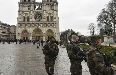 Paris không bắn pháo hoa đêm giao thừa
