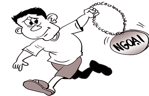 ‘Chơi’ luôn dây chuyền trên cổ ngoại!