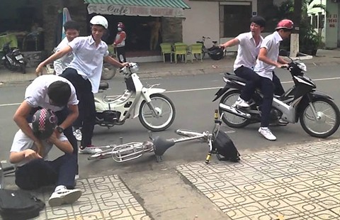 Cha mẹ làm gì khi con bị hành hung ở trường?
