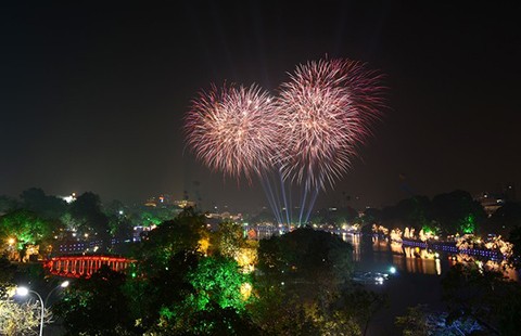 Hà Nội: 10 tỉ đồng bắn pháo hoa dịp tết Bính Thân