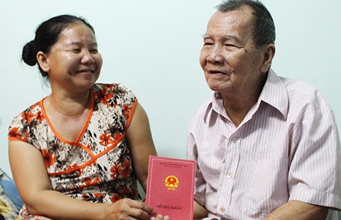 TP.HCM: Cán bộ đến tận nhà lo sổ đỏ, hộ khẩu...
