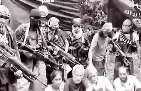 Không được tiền chuộc, phiến quân Abu Sayyaf giết con tin Canada
