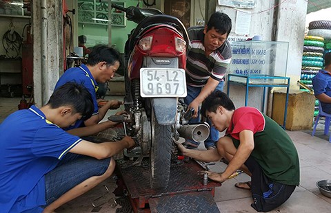 Tiệm sửa xe kỳ lạ giữa Sài Gòn