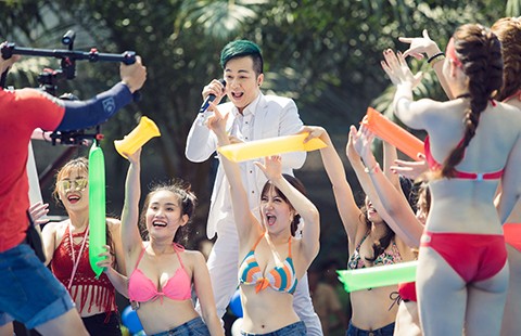 Mặc bikini hát bolero, được không?