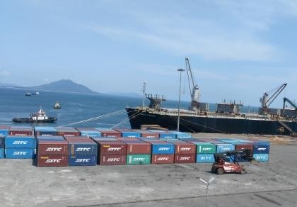 Khai trương tuyến vận tải hàng container qua cảng Vũng Áng