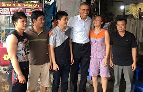 Tổng thống Obama ghé quán trà đá trên đường ra sân bay