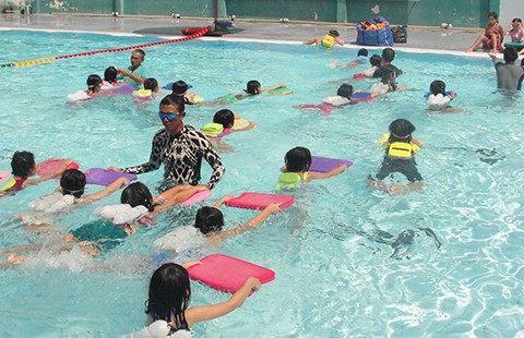 Mang xe đưa đón, dạy bơi miễn phí cho trẻ