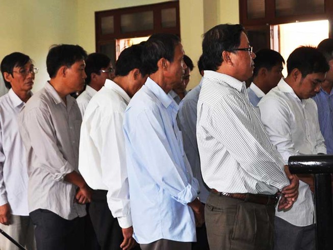 Một vụ án, tòa xử treo 12/15 cán bộ