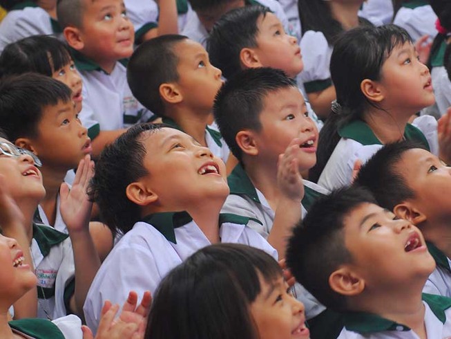 Con em chúng tôi không phải hòn đất sét để thí nghiệm!