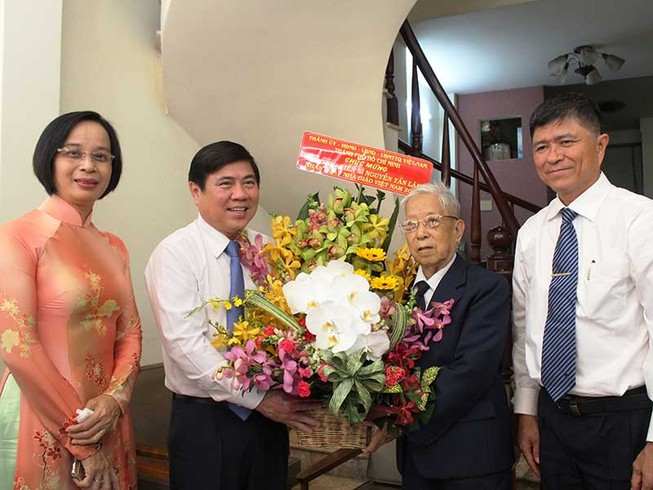 Lãnh đạo TP.HCM chúc mừng các nhà giáo