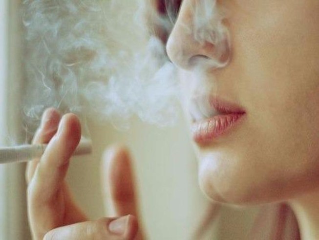 Phụ nữ VN mắc ung thư phổi cao do hút thuốc thụ động