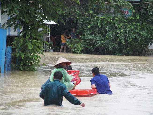 Lũ dữ cuối năm: Miền Trung điêu đứng!