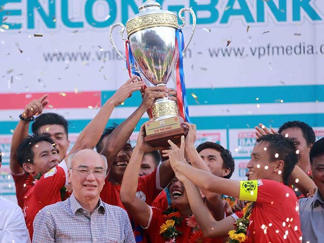 Bóng đá TP.HCM có bị đổi màu vì tiền?
