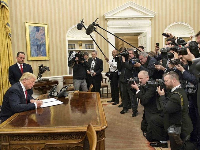 Tổng thống Trump ký sắc lệnh đầu tiên