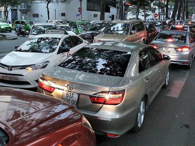 TP.HCM sẽ khống chế xe Grab, Uber