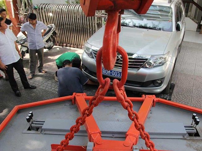 Quận 1 cẩu xe biển xanh, đập tường lấn vỉa hè