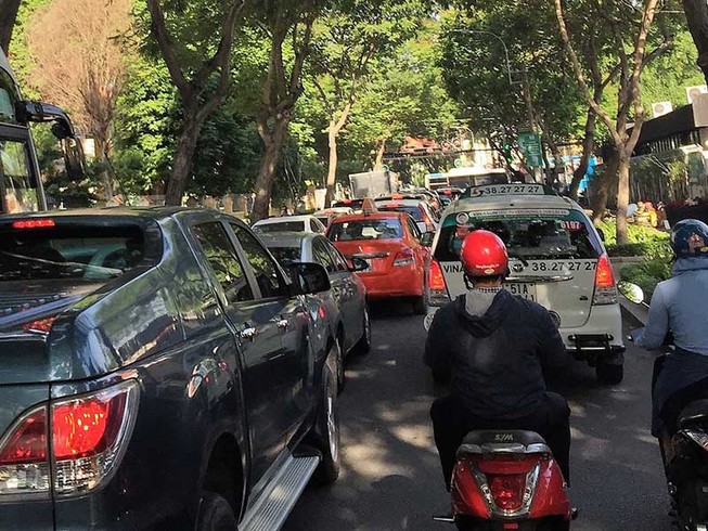 Ô tô dàn ngang, xe máy hết đường!