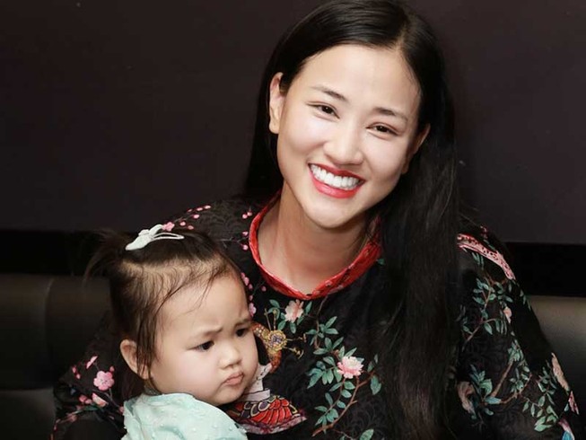 Maya không chịu ngồi yên làm mẹ đơn thân