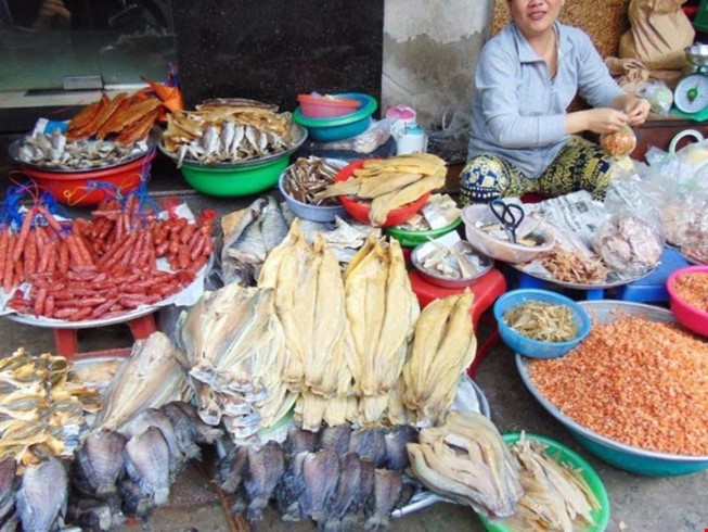 Vụ ruồi ‘chê’ khô mắm: Bạn đọc thắc mắc như bà hội đồng