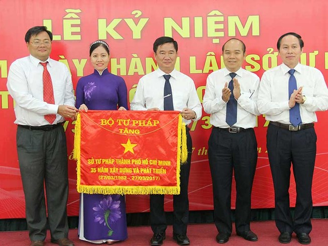 Sở Tư pháp TP.HCM nhận bằng khen của Thủ tướng