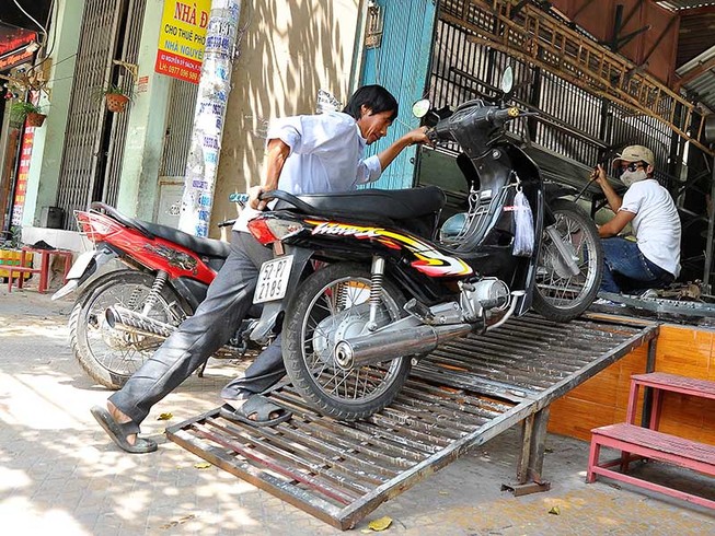 Đập tam cấp: Lỗi chính quyền, dân lãnh đủ