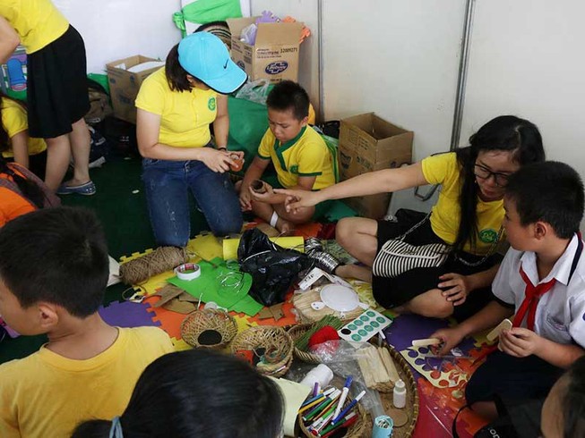 Rủ nhau đi đổi chất thải lấy quà