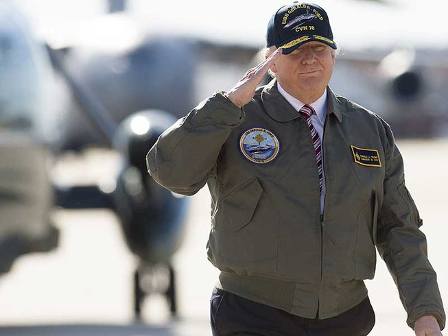 Lo ngại một chính phủ Trump ‘nhuốm mùi thuốc súng’