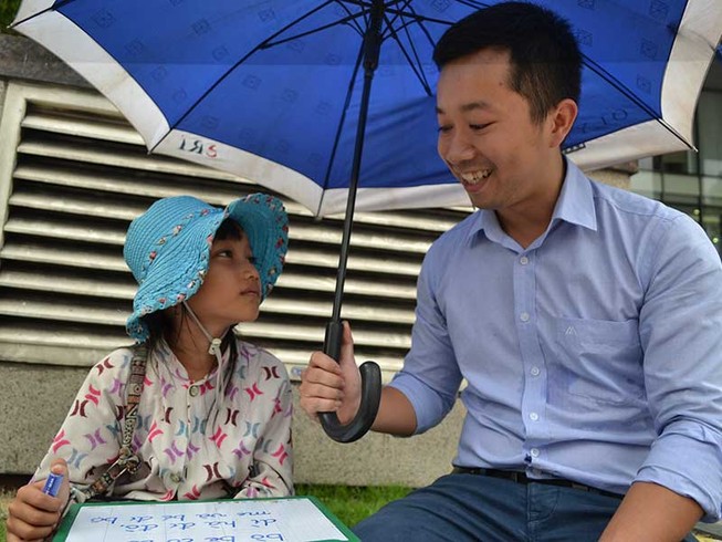 Lớp học trưa của ‘thầy Tú ngân hàng’ và bé bán vé số