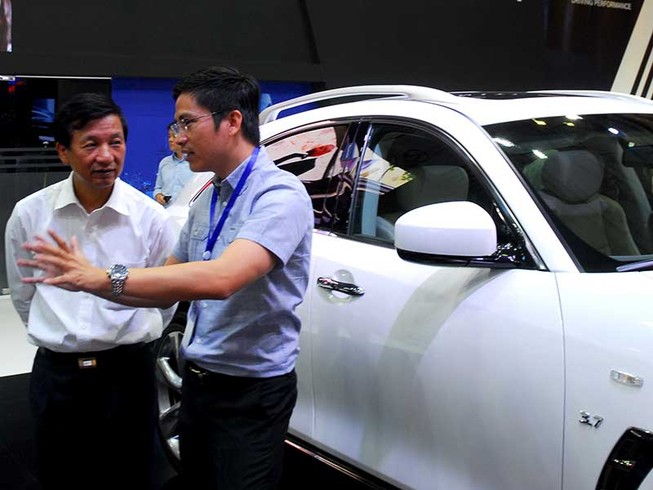 Ô tô đã đắt còn lo gánh thêm thuế