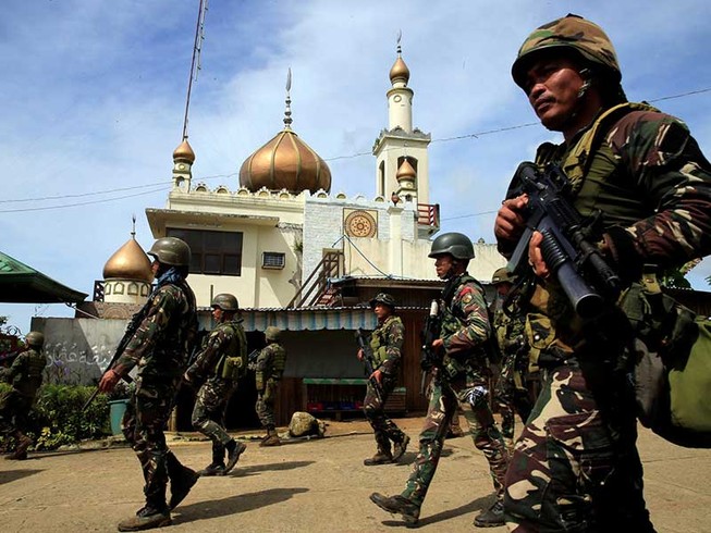 Quân đội Philippines nã tên lửa tiêu diệt khủng bố