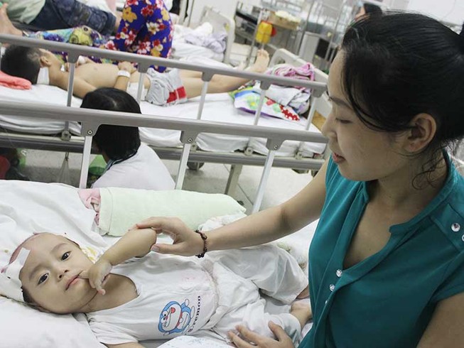 9 lần mổ, chỉ mỗi mẹ bên con