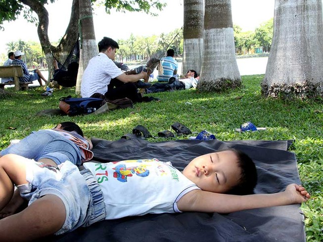 Nắng nóng kinh hoàng, đời sống người dân đảo lộn