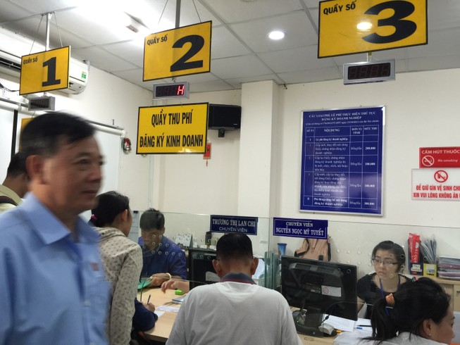 Doanh nghiệp làm thủ tục đăng ký kinh doanh tại Sở KH&ĐT TP.HCM. Ảnh: QN