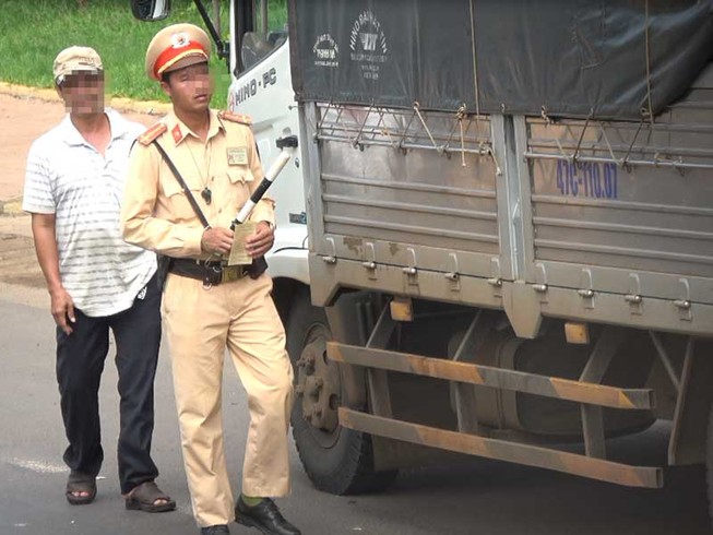 CSGT kiểm tra chớp nhoáng trên Quốc lộ 14