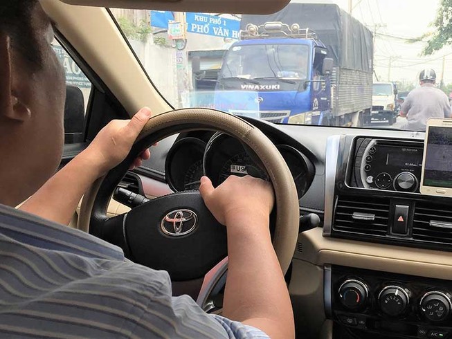 Không thể cấm dịch vụ đi chung xe của Uber, Grab