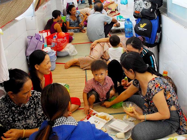 Con bệnh, một chồng, bốn "vợ" cùng chăm