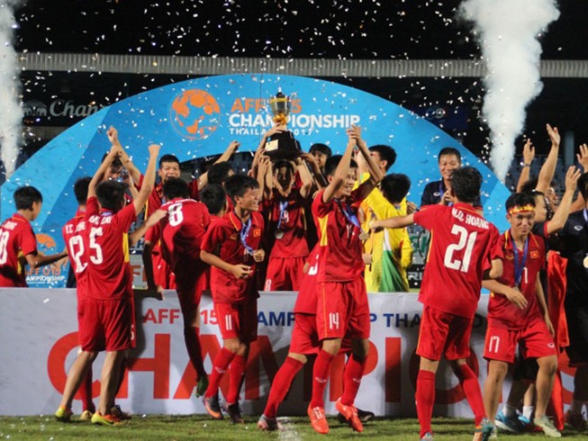 U-15 Việt Nam mang cúp ra khỏi Thái Lan