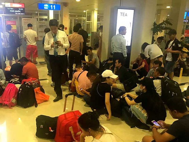 Khách kêu trời vì liên tục bị chậm, hủy chuyến bay