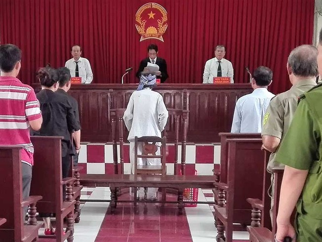 Con đòi tòa xử cha ‘đúng pháp luật’