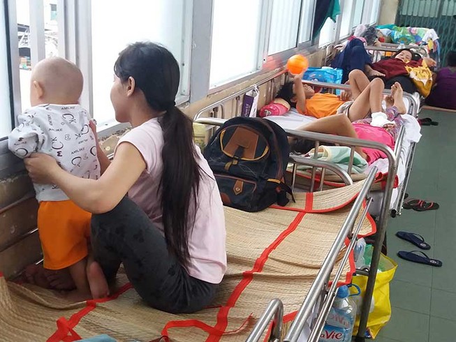 TP.HCM: ‘Chóng mặt’ khi dịch chồng dịch