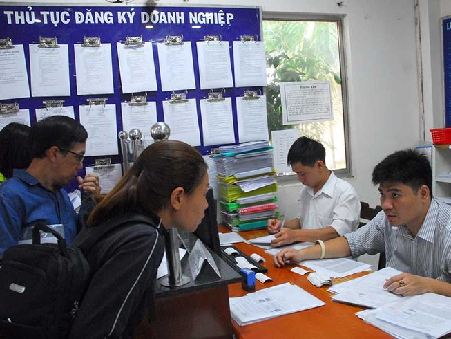Cài cắm lợi ích nhóm vào giấy phép con