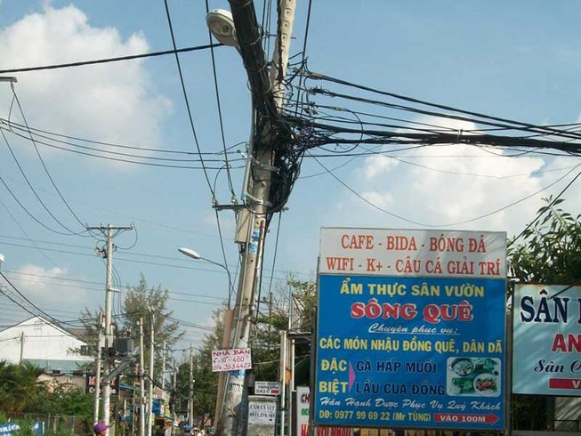 Nguy hiểm trụ điện nghiêng