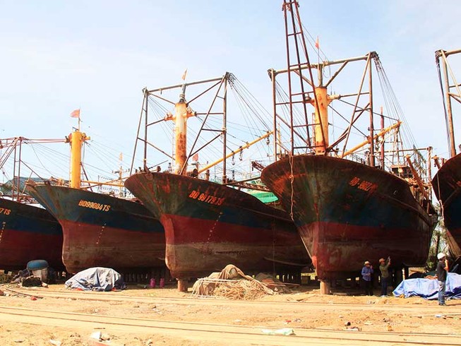 Buộc thay vỏ tàu thép cho ngư dân Bình Định