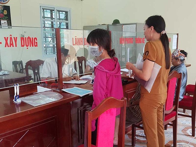 Vụ bút phê lý lịch: Dân bức xúc việc đóng góp